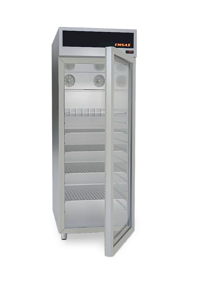 Dayanıklı elektrostatik boyalı galvaniz sac dış yüzey ve paslanmaz sac iç yüzey, 195-230 V/50 Hz şebeke gerilimiyle çalışan cihaz. Çift kat ısı camlı, kilitlenebilir ve manyetik contalı kapı sistemi ile stok takibi yapılabilir. Kullanıcı isteğine göre ayarlanabilen plastik kaplamalı tel raf sistemi. +0/+15 °C aralığında çalışır, +4 °C'ye set edilir. Güçlendirilmiş fan sistemi ile eşit ısı dağılımı sağlanır. Tam otomatik defrost sistemi ile yüksek verimlilik. LED aydınlatma, kullanıcı dostu dijital kontrol paneli, 0.1°C hassasiyetle ölçüm yapan termostat. 24 saat süreyle şarj edilen akümülatör sistemi, elektrik kesintilerinde dijital paneli çalıştırmaya devam eder. Cihaz, görsel ve işitsel uyarı sinyalleri ile alt ve üst sıcaklık limit aşımında, kapı açık kaldığında veya elektrik kesintisinde uyarı verir. Ozon tabakasına zarar vermeyen CFC gazsız soğutma ve izolasyon. Taşıma için 2 stoplu ve 2 sabit tekerlek. Isı takip sistemine bağlanabilir, 2 yıl garanti, ISO ve CE sertifikalarına sahip.(iklimlendirme dolabı, deepfreeze)
