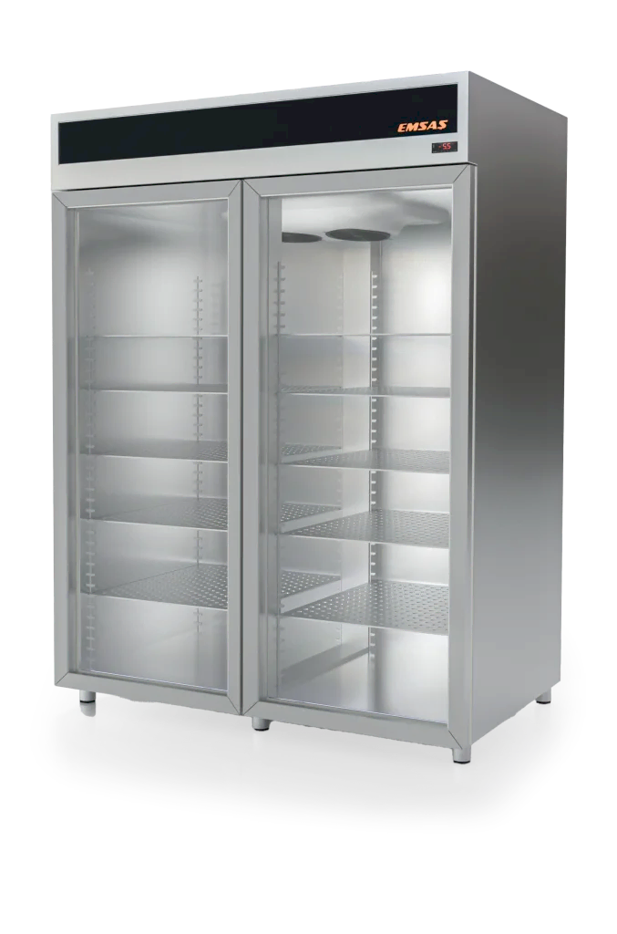 Dayanıklı elektrostatik boyalı galvaniz sac dış yüzey ve paslanmaz sac iç yüzey, 195-230 V/50 Hz şebeke gerilimiyle çalışan cihaz. Çift kat ısı camlı, kilitlenebilir ve manyetik contalı kapı sistemi ile stok takibi yapılabilir. Kullanıcı isteğine göre ayarlanabilen plastik kaplamalı tel raf sistemi. +0/+15 °C aralığında çalışır, +4 °C'ye set edilir. Güçlendirilmiş fan sistemiyle eşit ısı dağılımı sağlanır. Sessiz ve sarsıntısız çalışma, tam otomatik defrost sistemi ile yüksek verimlilik. LED aydınlatma, kullanıcı dostu mikro işlemcili dijital kontrol paneli ve 0.1°C hassasiyetle ölçüm yapan termostat. 24 saat süreyle şarj edilen akümülatör sistemi, elektrik kesintilerinde dijital panelin çalışmasını sürdürür. Görsel ve işitsel uyarı sinyalleri ile alt ve üst sıcaklık limit aşımında, kapı açık kaldığında veya elektrik kesintisi yaşandığında uyarı verir. CFC gazsız soğutma ve izolasyon, ozon tabakasına zarar vermez. Taşıma için 2 stoplu ve 2 sabit tekerlek. Isı takip sistemine bağlanabilir. 2 yıl garanti, ISO 9001:2008 ve ISO 13485 TSE hizmet yeterlilik belgelerine uygun üretim. CE belgesi ve barkod mevcut.(deepfreze, havalandırmalı)